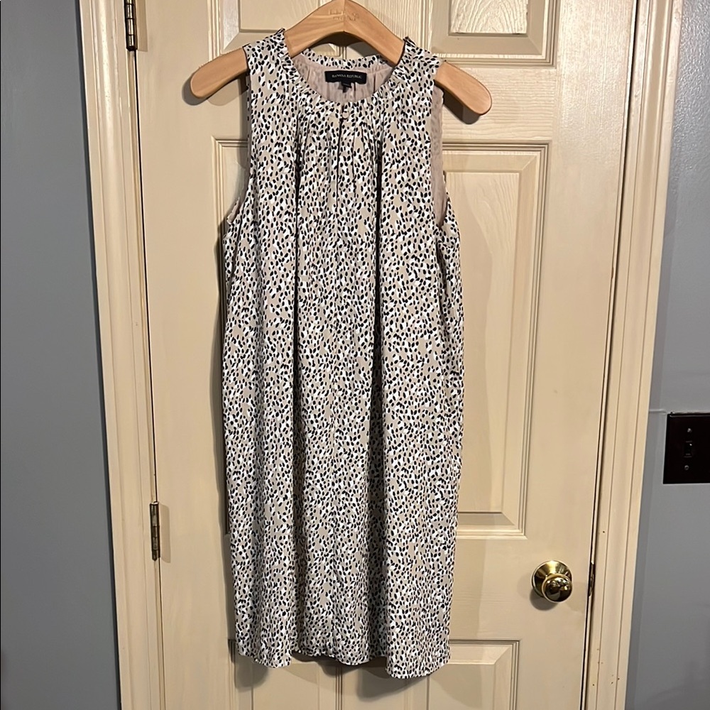 Banana Republic Women's Sleeveless Tan with Spots Shift Dress size 8